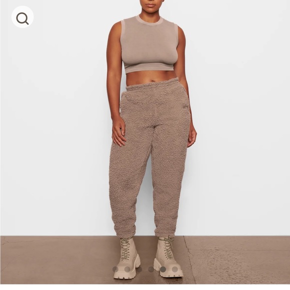 SKIMS teddy jogger in color desert - medium NWT - Picture 5 of 5
